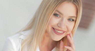 Güzel genç bir kadının yakın plan yüzü.