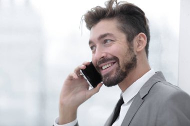 İş adamı cep telefonuyla konuşuyor.