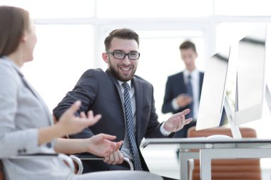 Aday Çalışanlar kendi masasında konuşuyorsun