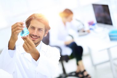 Laboratuvarda çalışan bilimsel araştırmacı.