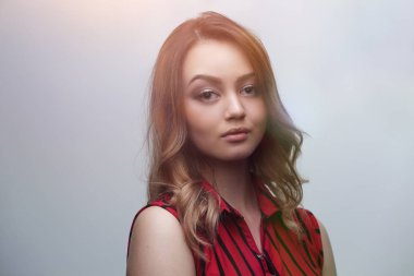 Sarışın kıvırcık saç modeli ve kırmızı dudaklar ile