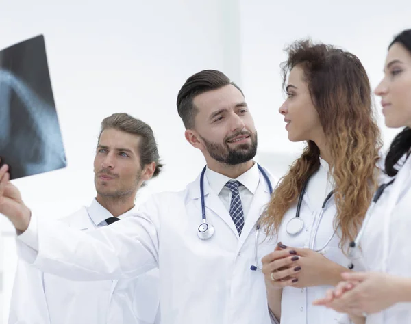 Portrait de jeunes médecins masculins regardant les rayons X — Photo