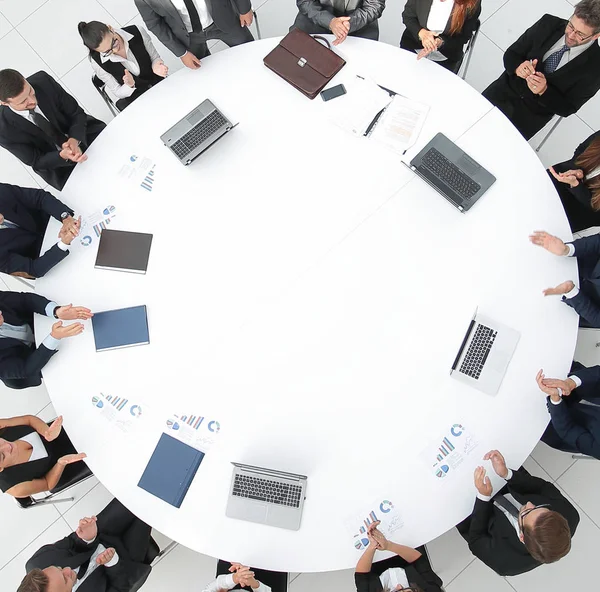 Vista desde el top.meeting de accionistas de la empresa en la mesa redonda . — Foto de Stock