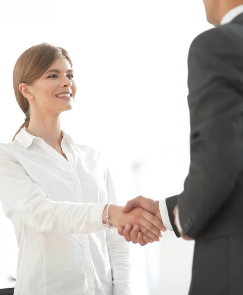 Handdruk jonge zakenvrouw met een collega — Stockfoto