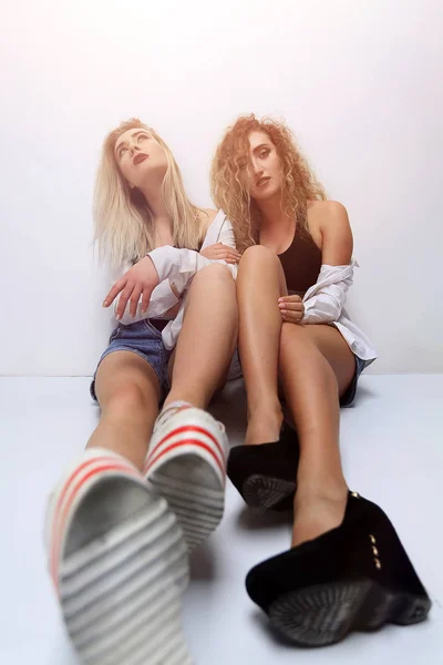 Due ragazze di un amico sedute una accanto all'altra — Foto Stock