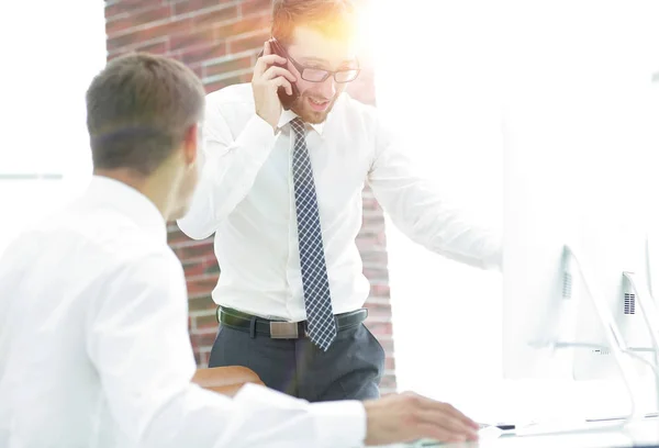 Hombre de negocios seguro resuelve problemas de trabajo —  Fotos de Stock