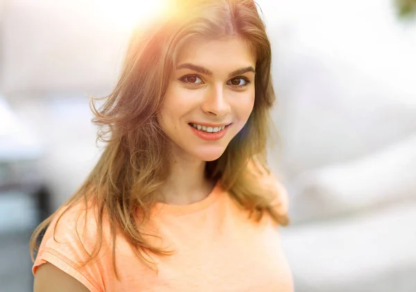 Close-up retrato de uma jovem mulher no fundo borrado . — Fotografia de Stock