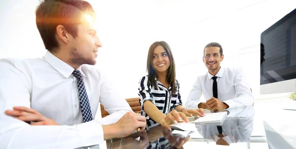 Equipe de negócios sentado na mesa — Fotografia de Stock