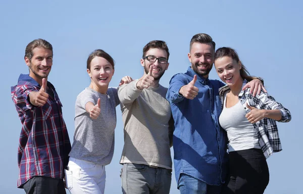 Skupina mladých lidí ukazuje palec — Stock fotografie