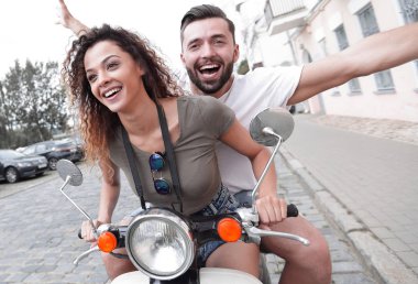 Çift sürme motosiklet eski şehir sokak.