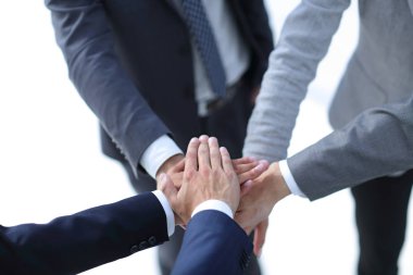 Gençlerin birlikte ellerini koyarak Üstten Görünüm