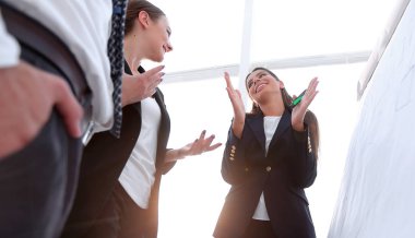 flipchart üzerinde bir marker ile işaret iş kadını