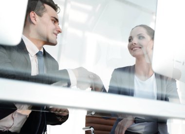 Camın arkasından. karşılıklı iş ortakları