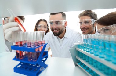 bilim adamları ve laboratuvarda çalışan Eczacılar grubu