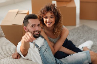 Genç çift yeni bir daireye tutmak belgili tanımlık anahtar