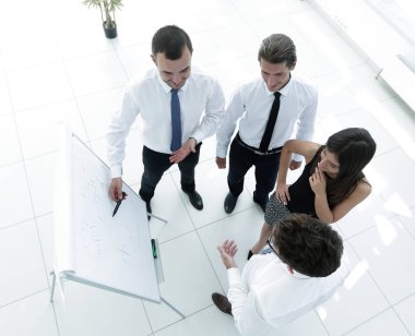 arka plan resmi bir iş takımının yeni fikirler tartışıyor.