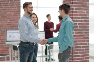 Toplantıdan Önce İş Adamları Toplantı Odasında Tokalaşıyor.