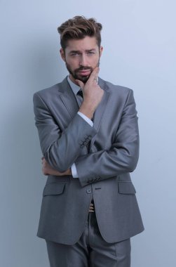 Çapraz kollarla poz veren genç iş adamı.