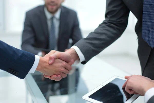 Homens apertando as mãos com sorriso no escritório com seus colegas de trabalho. — Fotografia de Stock