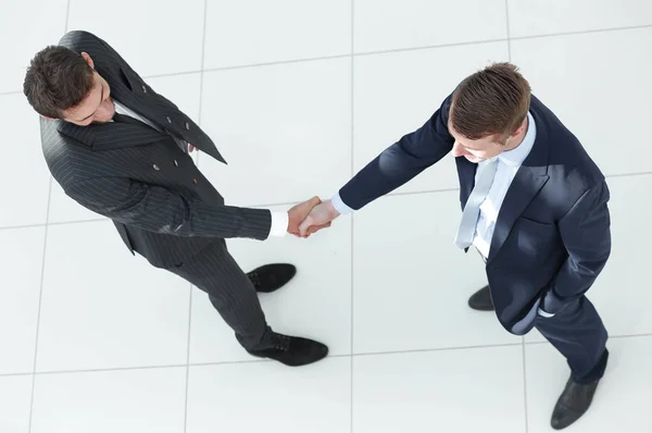 Em pleno growth.handshake, parceiros de negócios, isolado em fundo branco . — Fotografia de Stock