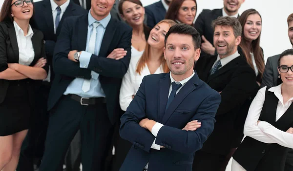 Líder em pé na frente de uma grande equipe de negócios — Fotografia de Stock