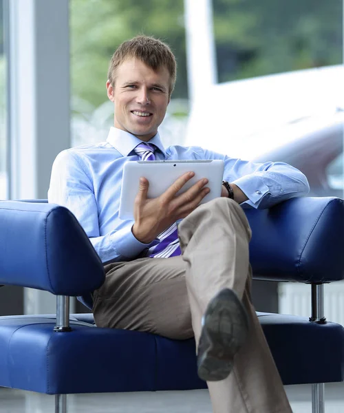 Επιχειρηματίας στο κοστούμι που αναπαύεται στην πολυθρόνα στο γραφείο — Φωτογραφία Αρχείου
