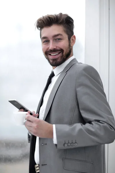 Homem elegante de terno está lendo informações no telefone — Fotografia de Stock