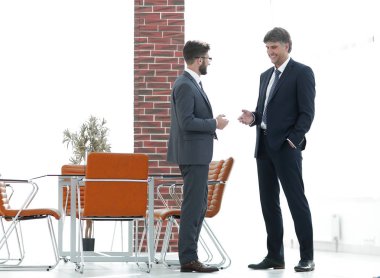 İki şirket yöneticileri iş ofiste söz.