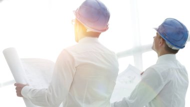 arka view.architect ve boş ekrana bakarak Oluşturucu