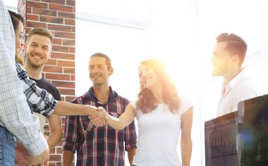 Genç tasarımcılar ve istemci el sıkışma