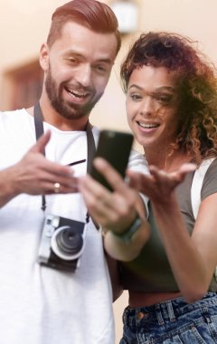 Seyahat sırasında şehirde duran çift..