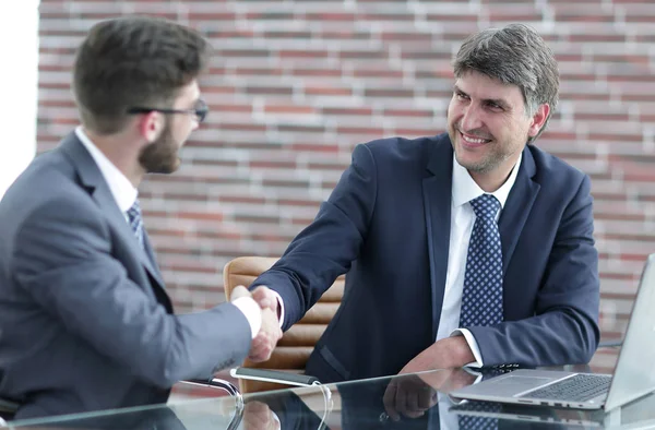 Çalışma arkadaşlarının el sıkışması..