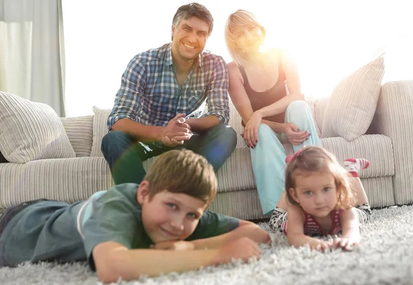 Portret van gelukkige familie zitten samen in de woonkamer — Stockfoto