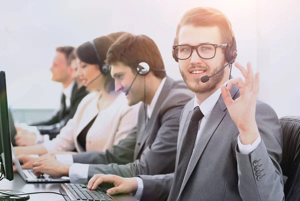 Representante de servicio al cliente con auriculares que muestran el signo "OK " — Foto de Stock