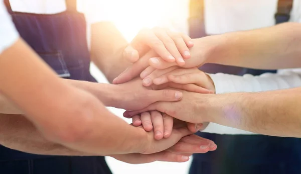 Team der Macher zeigt Einigkeit, die Menschen legen ihre Hände zusammen — Stockfoto