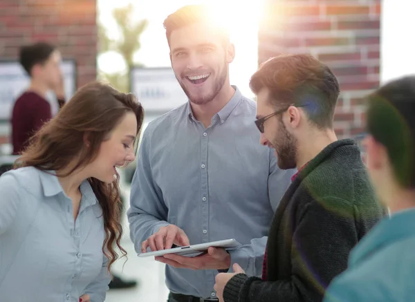 Gruppen Unga Affärsmän har möte i konferensrummet och — Stockfoto