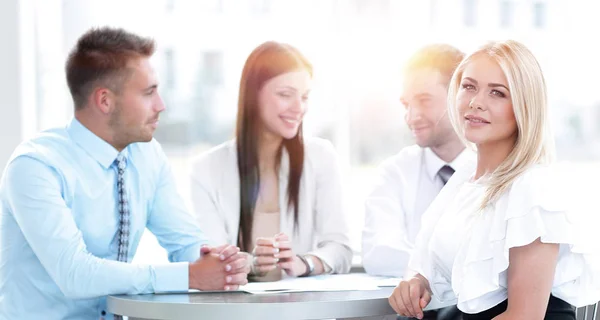 Equipo de negocios sentado en una mesa en un café, en un descanso de trabajo — Foto de Stock