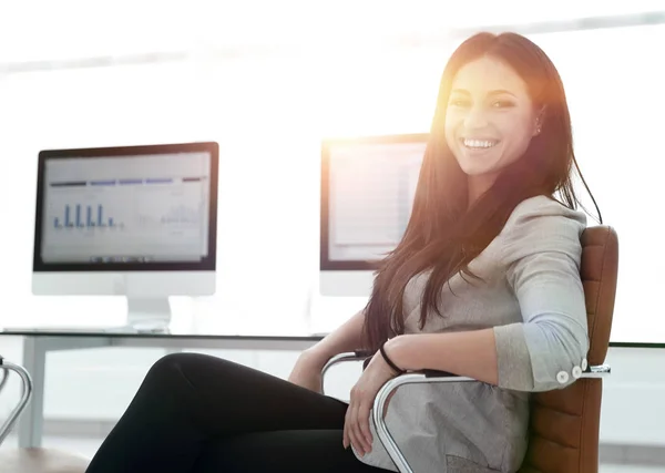 Succesvol Zakenvrouw Werken Met Financiële Grafieken Computer Foto Met Kopie — Stockfoto