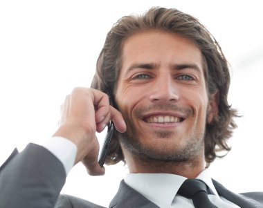 iş adamı rahat bir sandalyede otururken Smartphone'da konuşuyor.