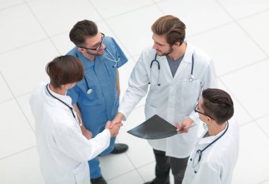 karşılıklı iki doktorlar toplantısında.