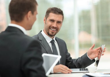 closeup.business ortakları iş sorunları tartışıyor