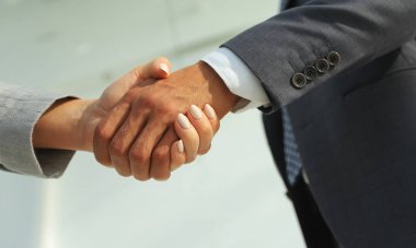 Yan görünümü close-up iki genç adam el