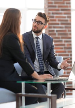 Coworking, yeni başlangıç fikir gösteren yaratıcı Yöneticisi