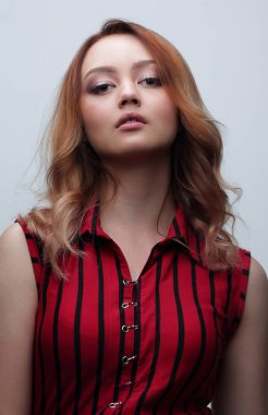 Sarışın kıvırcık saç modeli ve kırmızı dudaklar ile