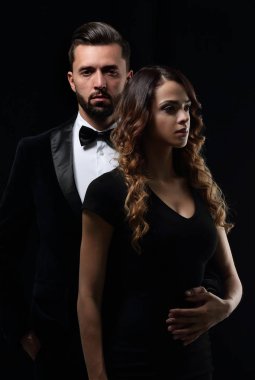 şık erkek ve kadın yan yana studio poz.