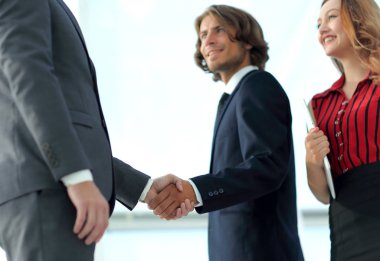 Sonra genç işadamı el işbirliği kabul.