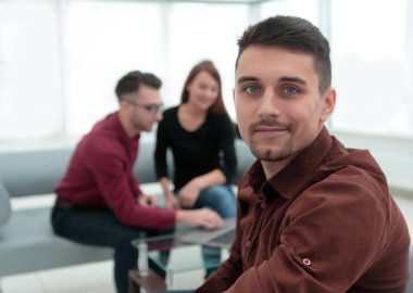 İşletme takımının arka planında çalışan