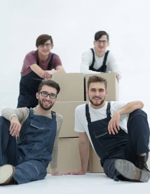 Yığın üzerinde izole kutularının üzerinde eğilerek memnun ve gurur Nakliyeciler