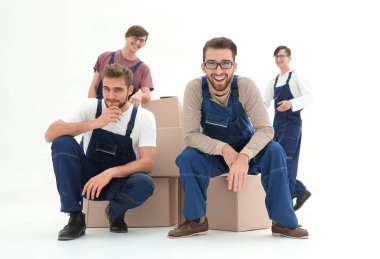 Yığılmış kutular üzerinde beyaz izole erkeklerle.