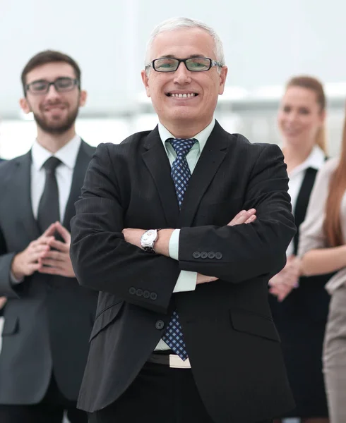 Portret van senior zakenman en medewerkers van het bedrijf. — Stockfoto